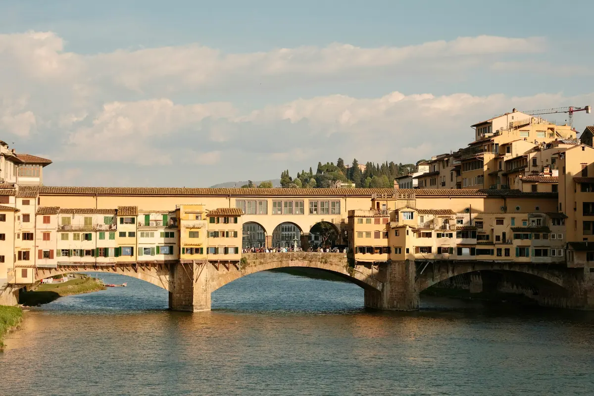 Der Ponte Vecchio über dem Arno in Florenz mit seinen Häusern auf der Brücke