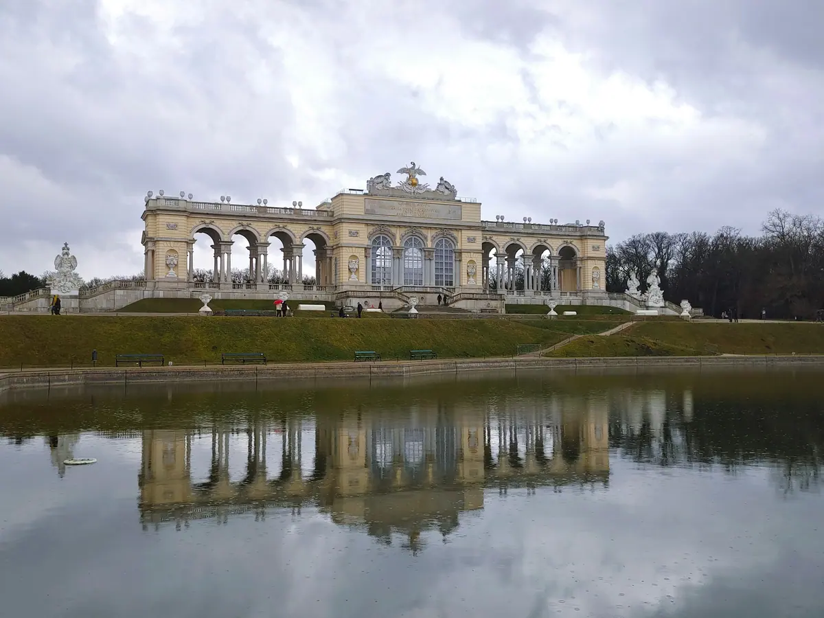 Die Gloriette im Schlosspark Schönbrunn spiegelt sich im Wasser